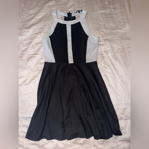 Like New Forever 21 Black & White Halter Skater Dress - Picture 1 of 7